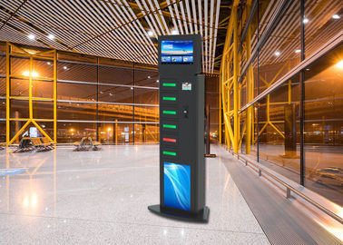 6 cacifos que anunciam a máquina de venda automática dos quiosque das estações de carregamento do telefone celular para o estação de caminhos-de-ferro do aeroporto